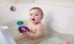 赤ちゃんの夏のお風呂って 乳児は湯船 シャワーだけ スキンケアは Life Dictionary
